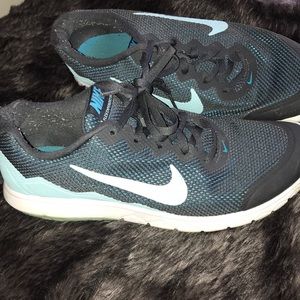 Nike tennis shoes size 9!